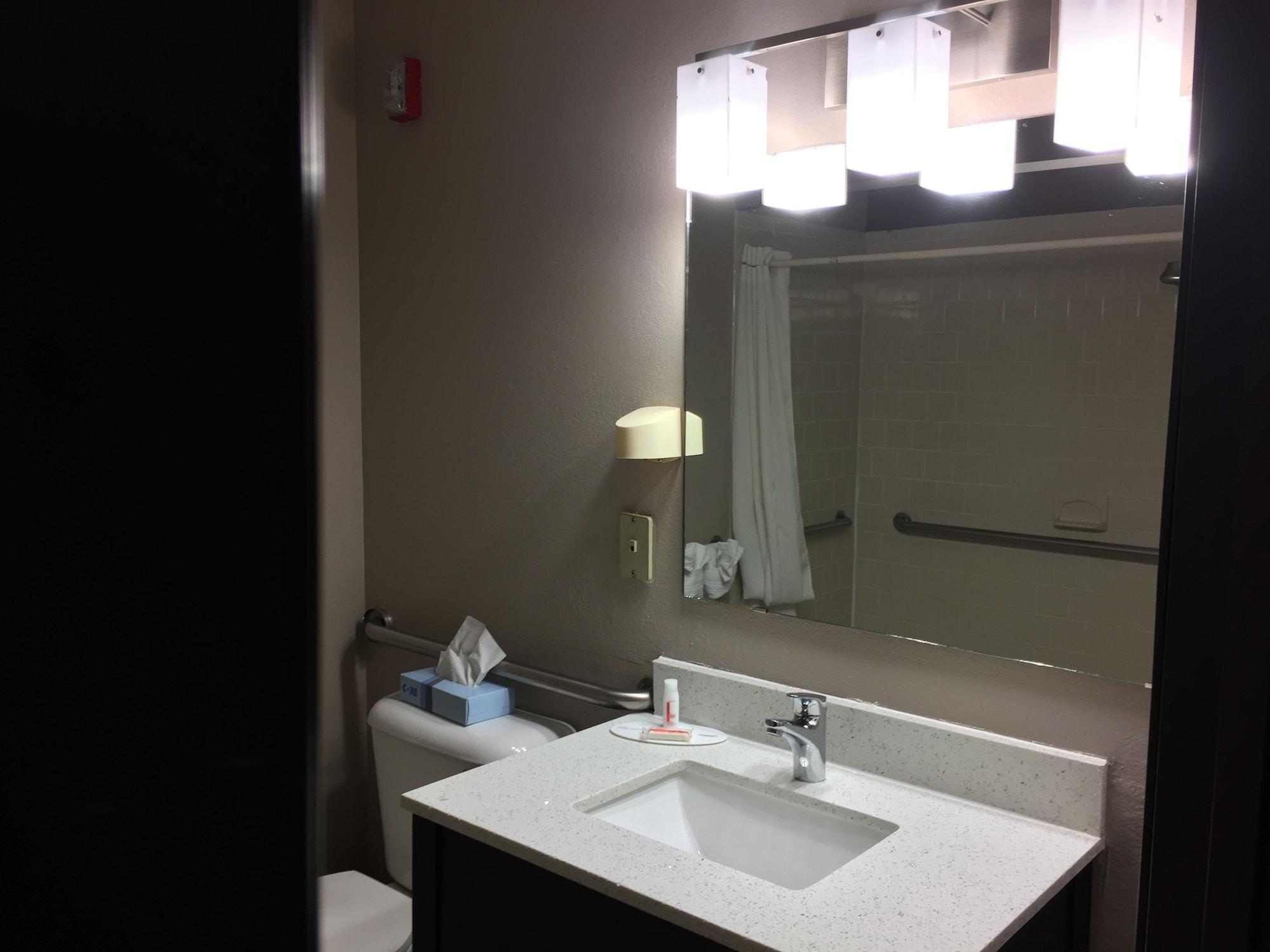 במוטל Super 8 By Wyndham Bedford Dfw Airport West מראה חיצוני תמונה